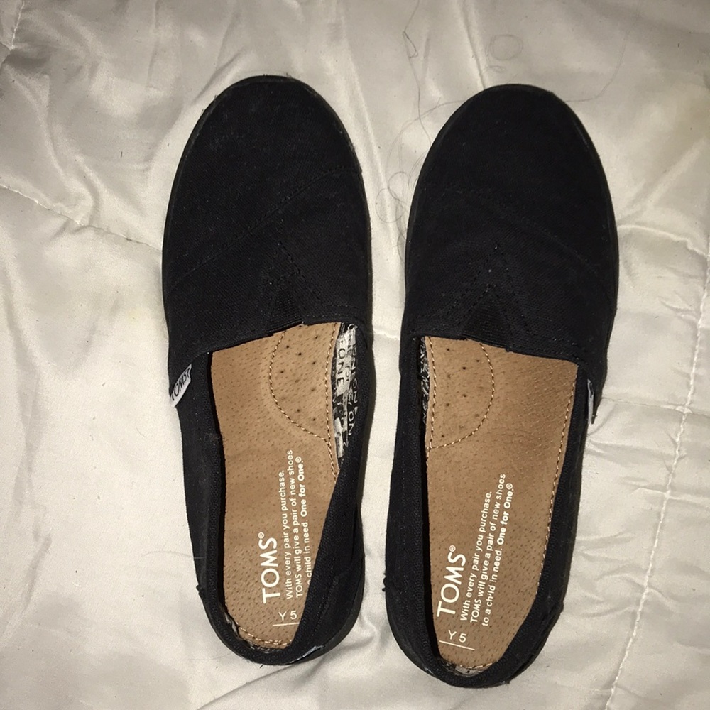 BRAND NEW BLACK TOMS SIZE 5